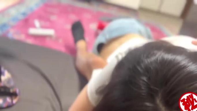 【真实兄妹乱伦】答应老妹带她去楼下商场卖衣服,结果刚到家就毒龙口交奖励我 ! 预览截图 2