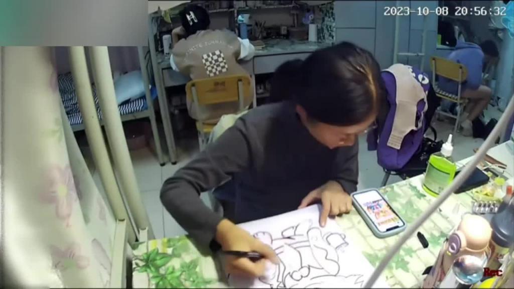 【极品稀缺-女生宿舍装针孔摄像头偷拍】竟然偷拍到同学每天带着跳蛋上课,取下来的时候全是淫水 预览截图 7