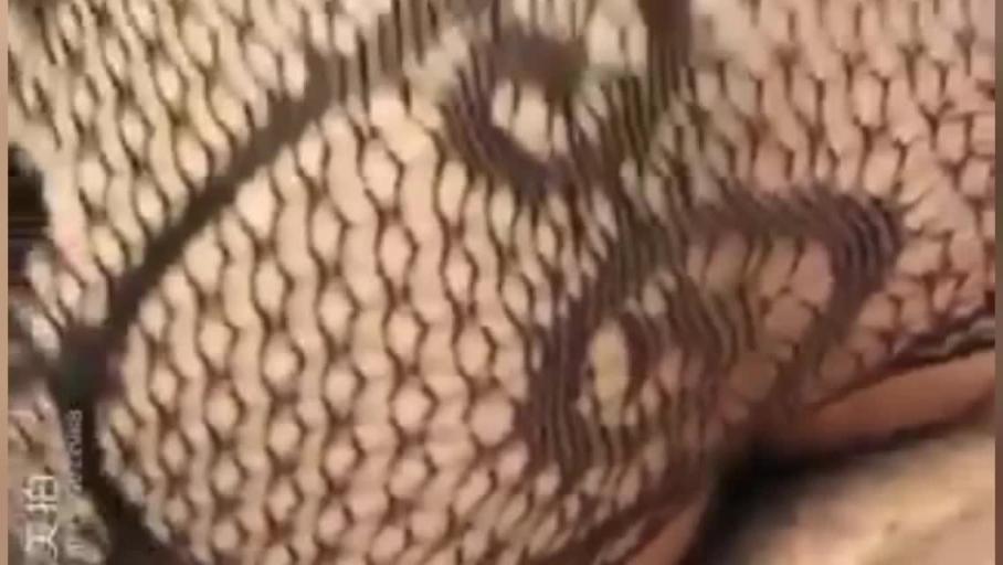 【史上最骚人妻-带着老公去群P】骚妻被别的男人操的流白浆，老公在旁边加油 预览截图 4