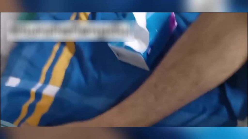 【真实鬼父乱伦】爸爸用手机哄骗女儿你把小逼给爸爸玩一玩 预览截图 8