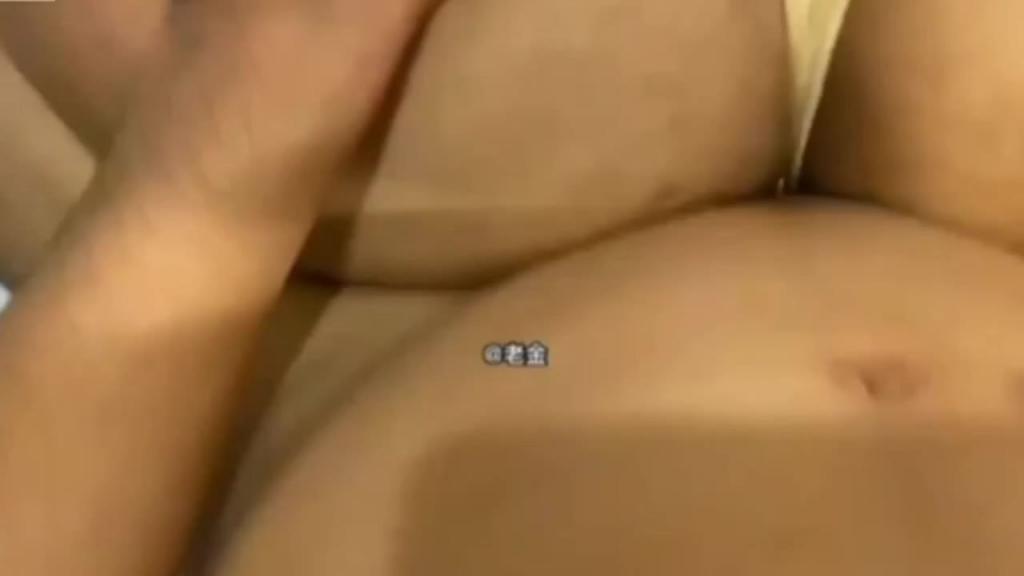 三男两女换妻群P，男女人妖通吃，老公看着老婆被朋友操完自己再刷锅 预览截图 12