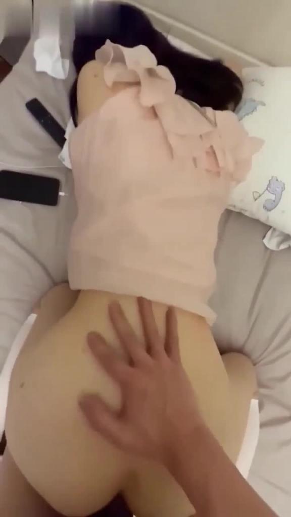 贵宾【少女萝莉】约妹同学来家里做客,故意把她带房间狠狠抽插受伤的穴位,把她操的想报警! 预览截图 8