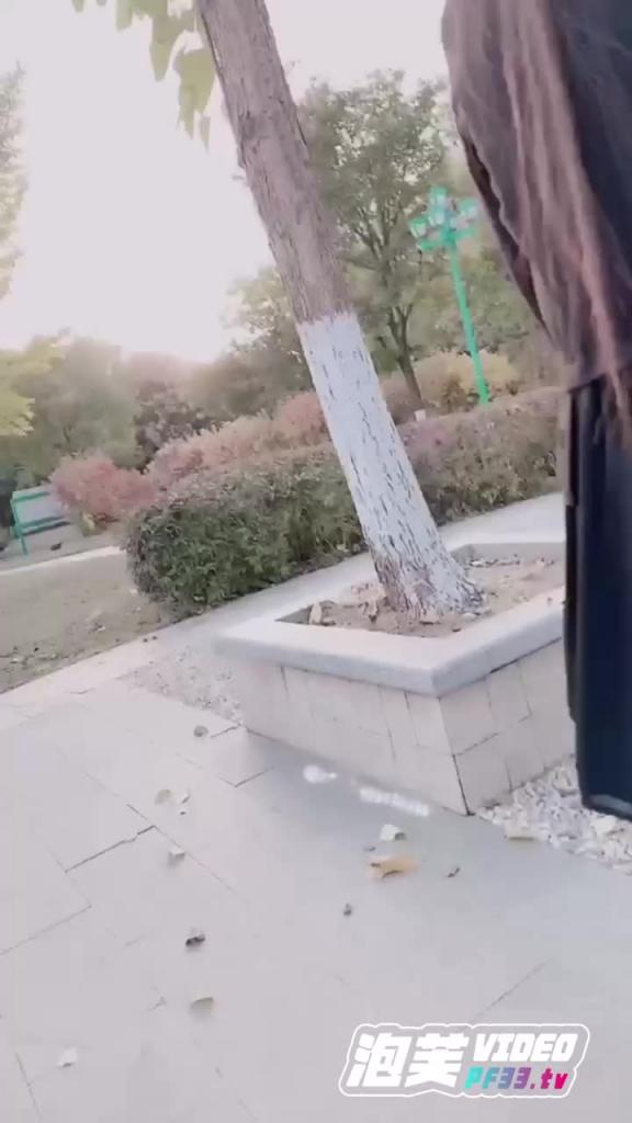 【极限露出】网红御姐售楼小姐黑丝高跟楼下小区裸体露出勾引骑电动车的大爷 预览截图 5