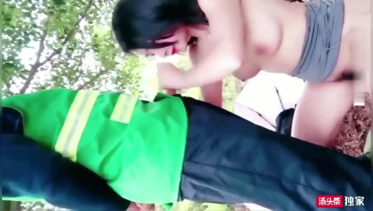 【户外勾引】骚女公园勾引绿化大爷，精彩对白 预览截图 4
