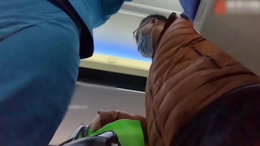 网暴泄露-各家航空空姐淫乱走光合集，飞机上自清、走光、抄底、口爆 预览截图 12