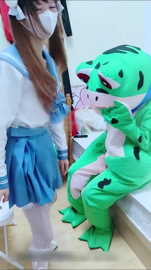 网红青蛙大战JK少女,将其狠狠内射! 预览截图 5
