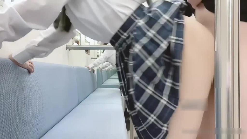 地铁上的JK少女被咸猪手摸小穴,被摸到受不了 预览截图 8