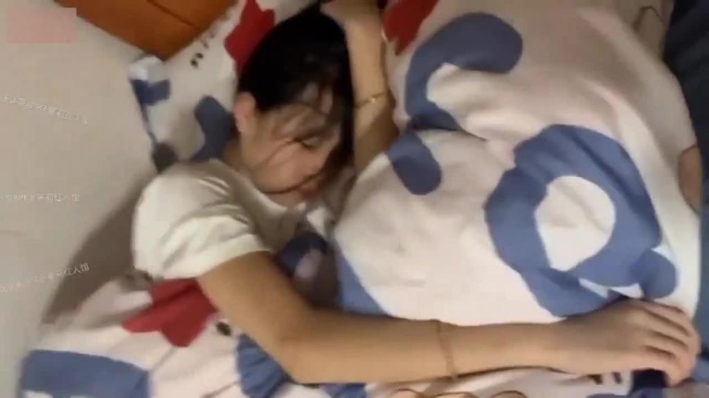 【真实兄妹乱伦】超粉小嫩逼被亲哥祸害,爸妈不在家,性瘾哥哥要求妹妹让他操,不然就不让他睡 预览截图 3