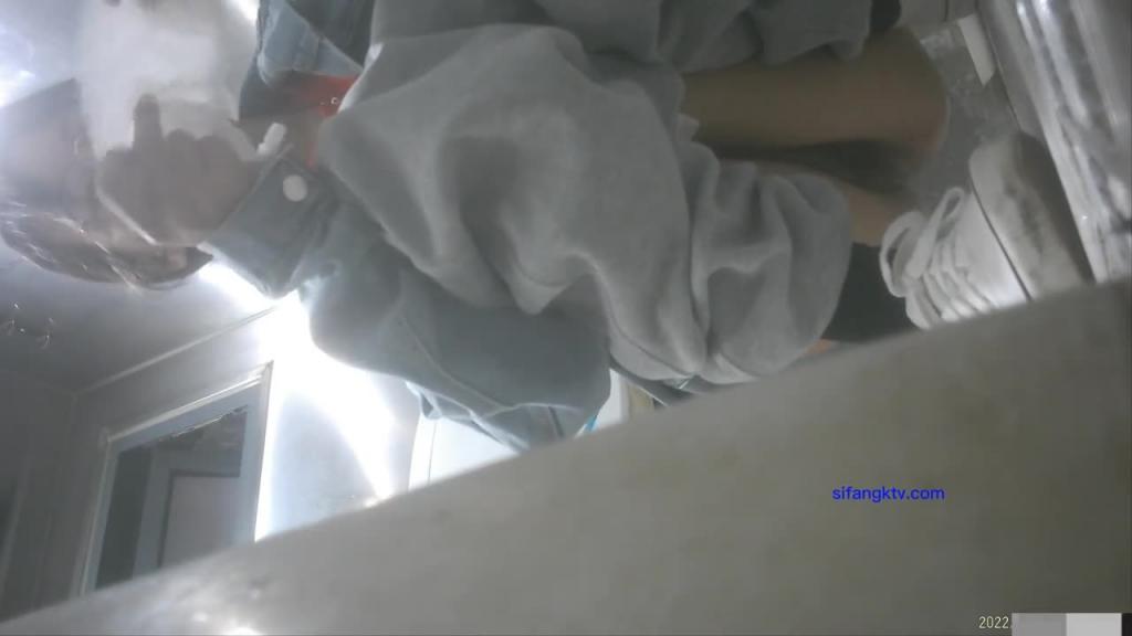 公共厕所偷拍青春靓丽的学妹嘘嘘-牛仔眼镜妹 预览截图 11