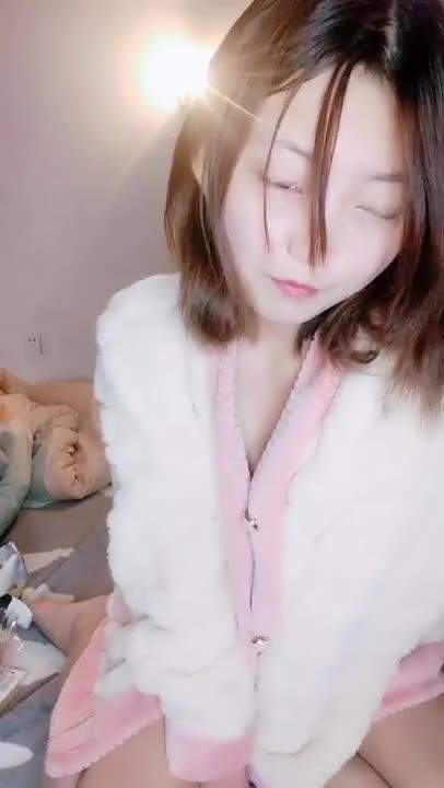 长相清纯的瘦小的妹子,剃了白虎,掰穴自慰,再和纹身男友拍啪做爱 预览截图 6