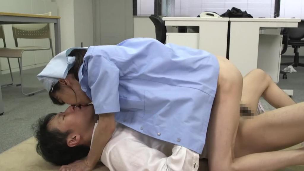 只有我知道的… 休假日上班的服侍奉仕清扫员欧巴桑 藤原芽衣子 OBA-402 预览截图 3