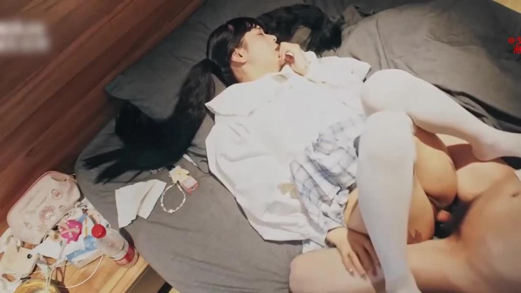 【白嫩萝莉】让我美丽的白晳女友穿上JK服装挑逗,开发她淫荡的一面 预览截图 4