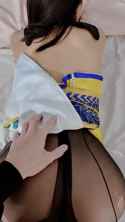 爱Cosplay女友出Cos回家被操色色的呻吟声让人欲罢不能 预览截图 2
