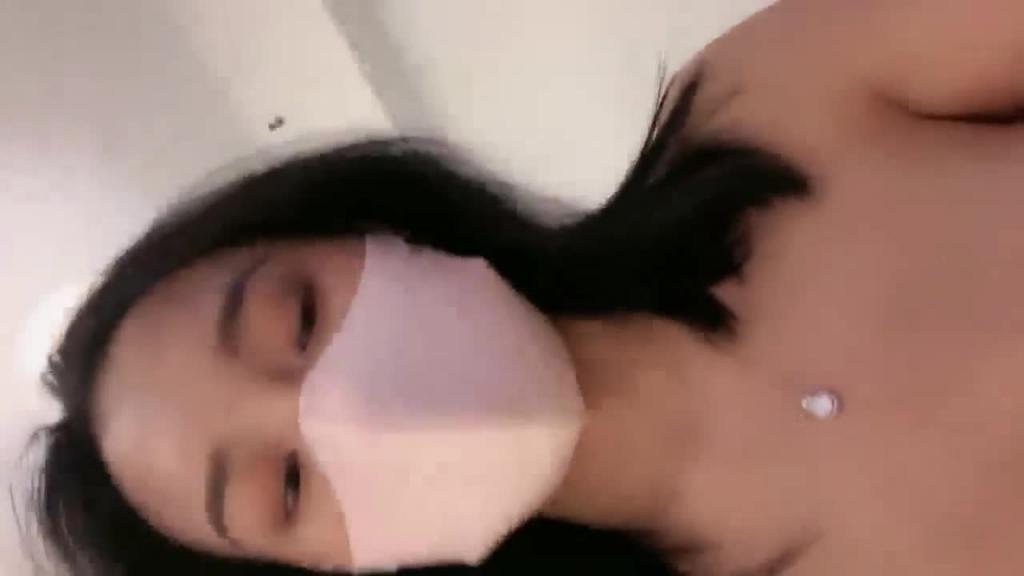 这妞长得真带劲,摘了口罩真好看,奶大逼肥自慰 预览截图 11