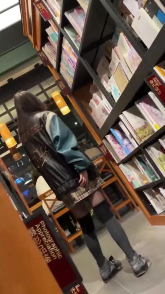 【新年抄底大合集】过年老家抄底大合集 最后露出牛子给妹子吓一跳 预览截图 10