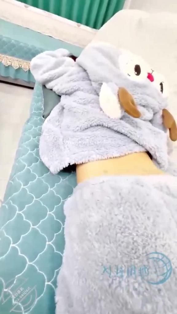 【兄妹乱伦】半夜钻进妹妹被窝打着按摩的名义插进了她的蜜穴 预览截图 1