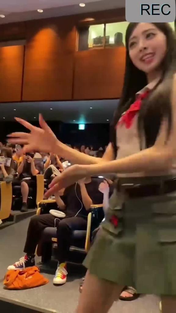 体验韩国财阀的一天,布置的任务马上完成,明星的库底想看就看,往女明星嘴里尿尿 预览截图 3
