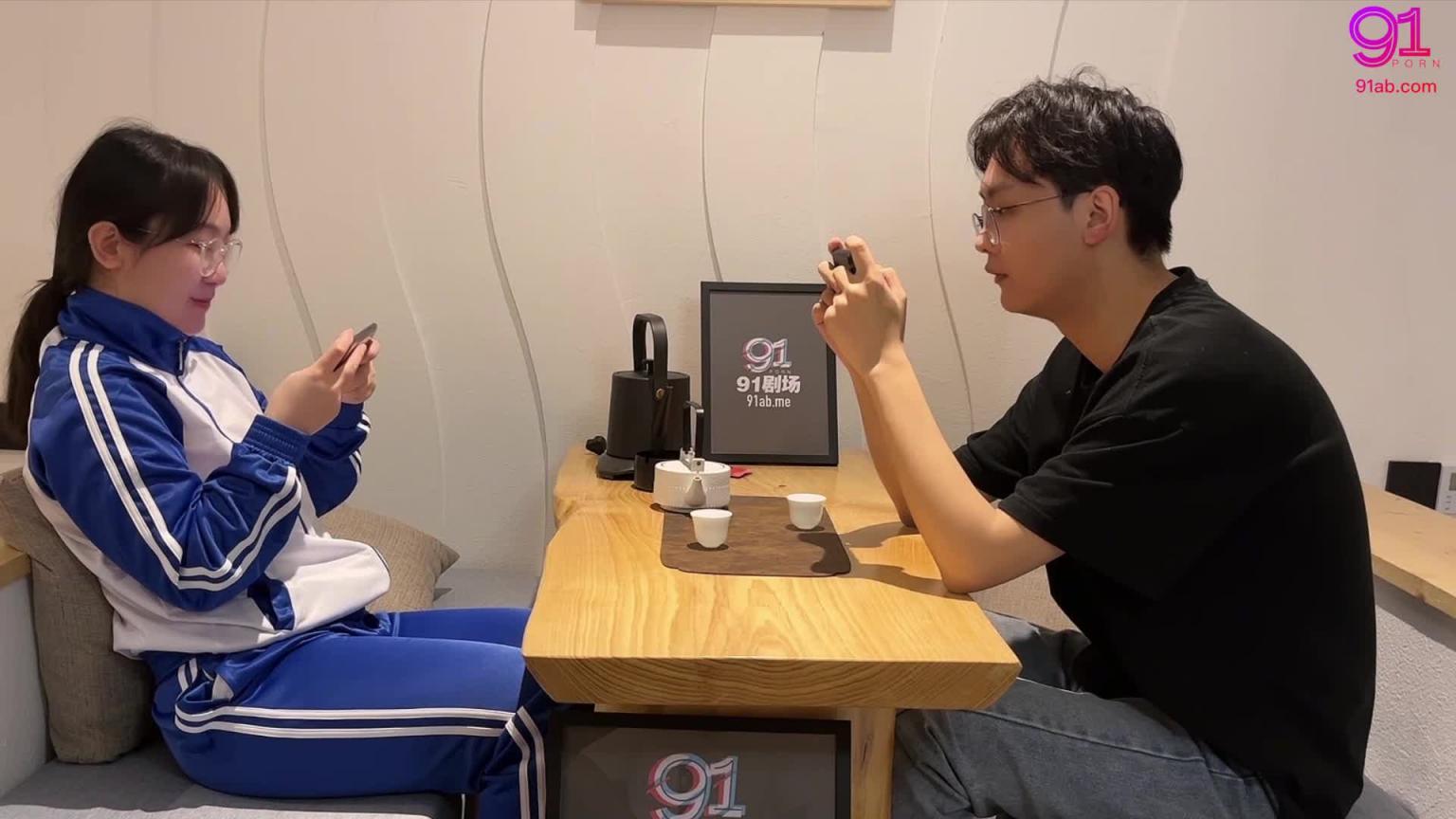 女高中生打王者被小混混下春药,带去宾馆,醒来后骚逼狂流水! 预览截图 2