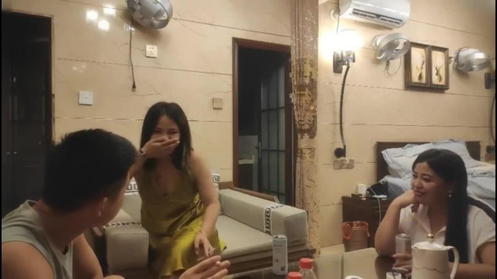 老婆闺蜜尝试换妻回去给老公商量! 预览截图 1