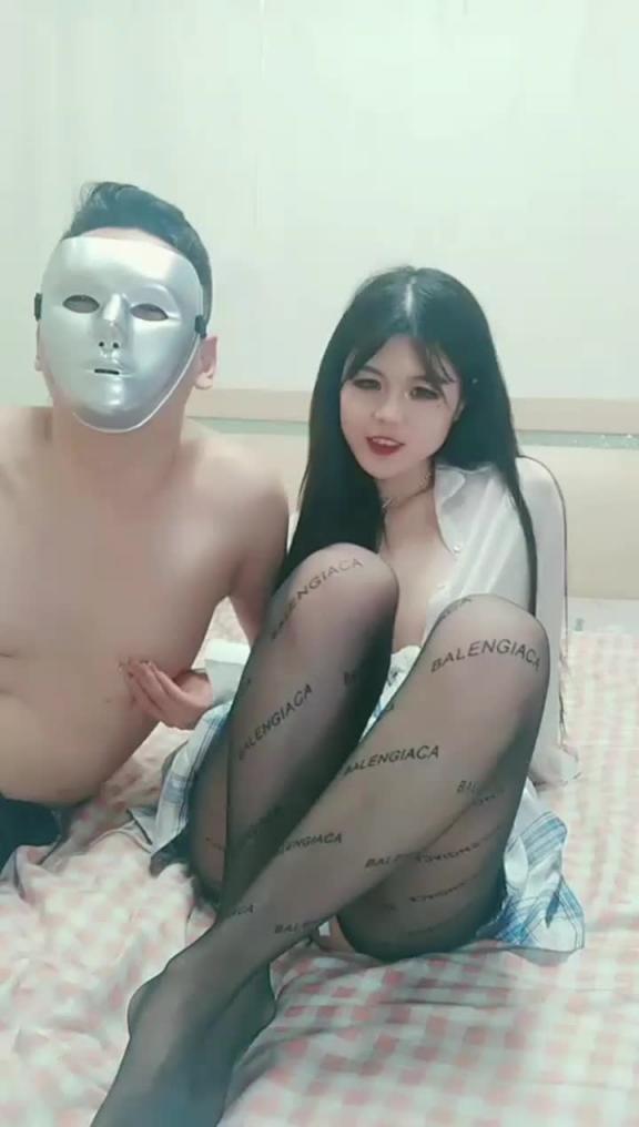【黑丝长腿】白皙美乳新人嫩妹3P大战巴黎世家开裆黑丝高跟鞋深喉口交被操 预览截图 2
