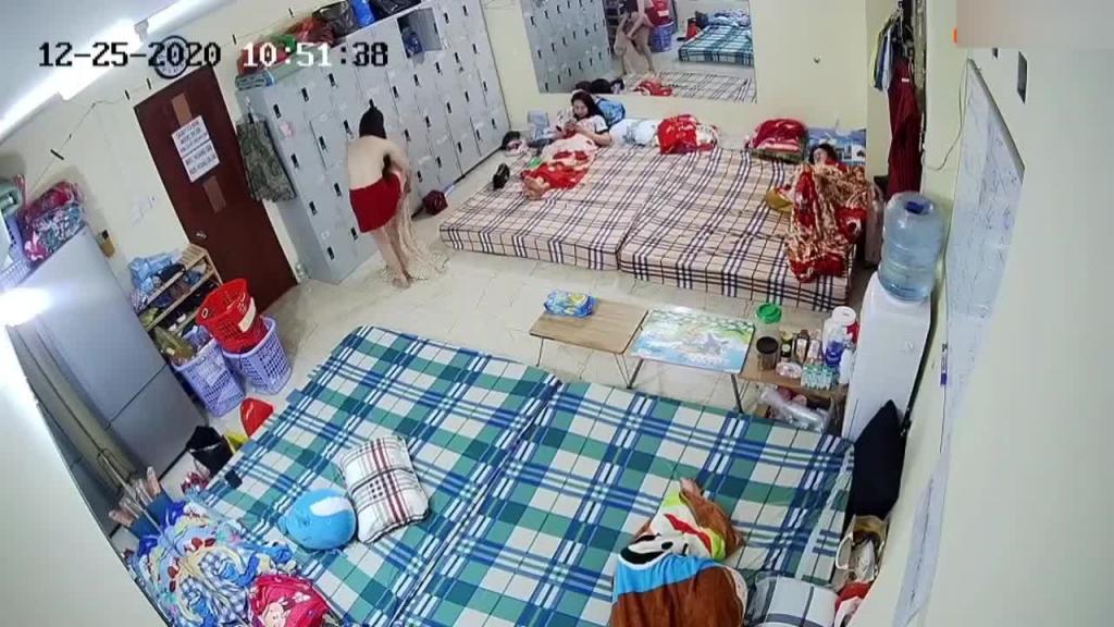 监控偷拍缅北电信诈骗公司女员工集体大通 铺睡觉洗澡 预览截图 6