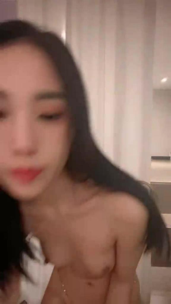 修长美腿细腰,脱衣舞诱惑,多毛骚逼自慰,超近视角待写,双指扣入水很多 预览截图 3