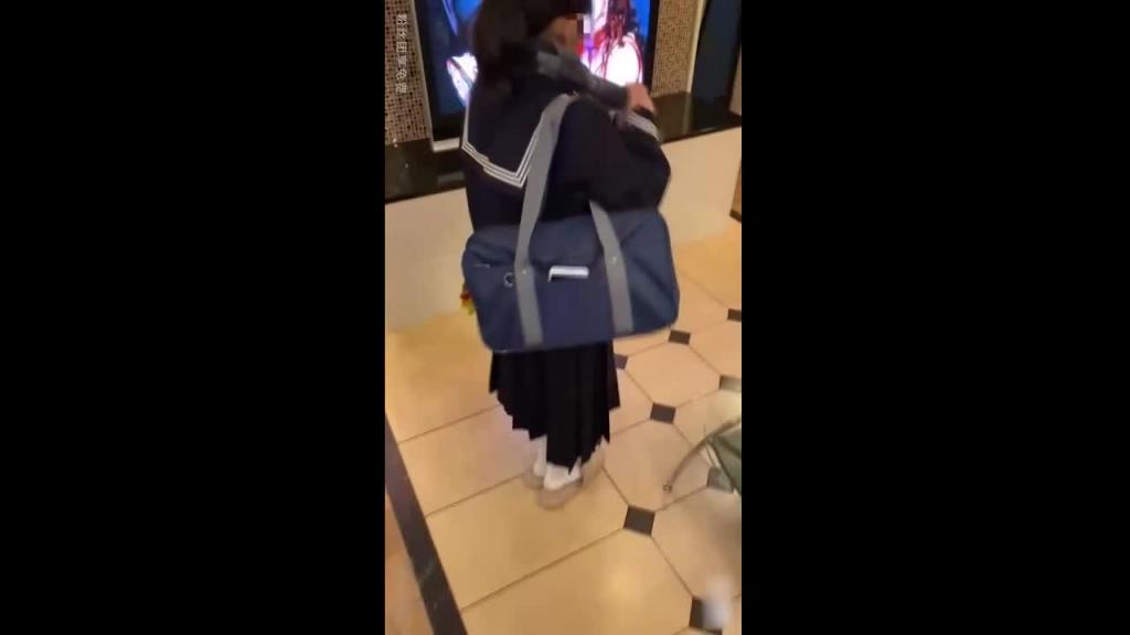 【真实乱伦】周末接放学妹妹到租的公寓里玩! 预览截图 2