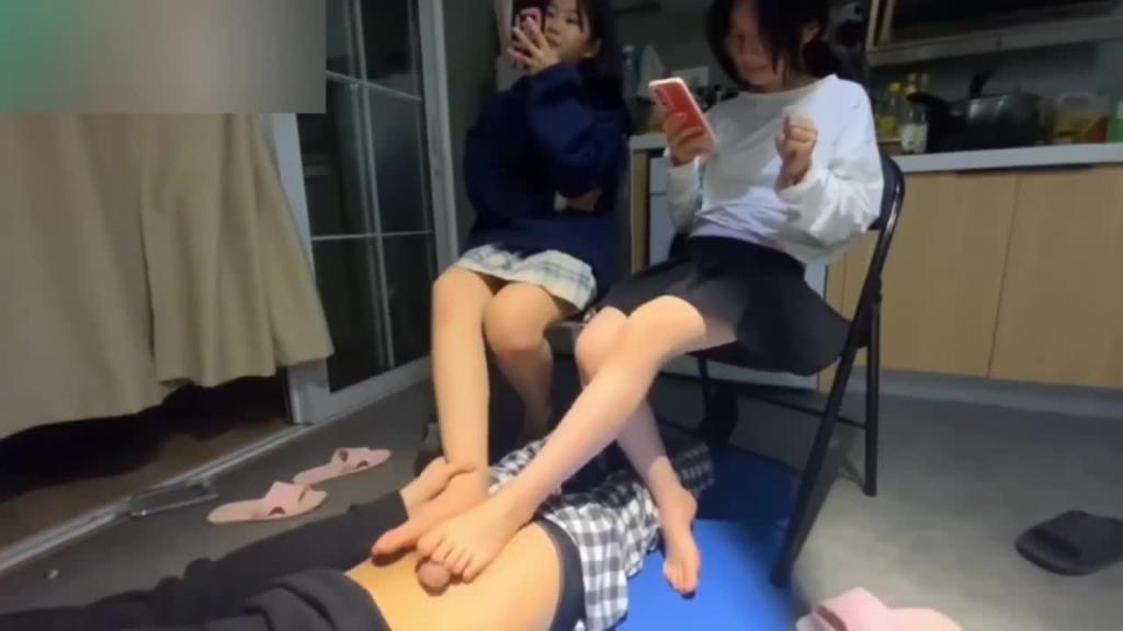 【万人求购-高中生的白嫩脚丫】牛逼大神约两个高中女生,用白嫩小脚丫给自己足交射精 预览截图 2