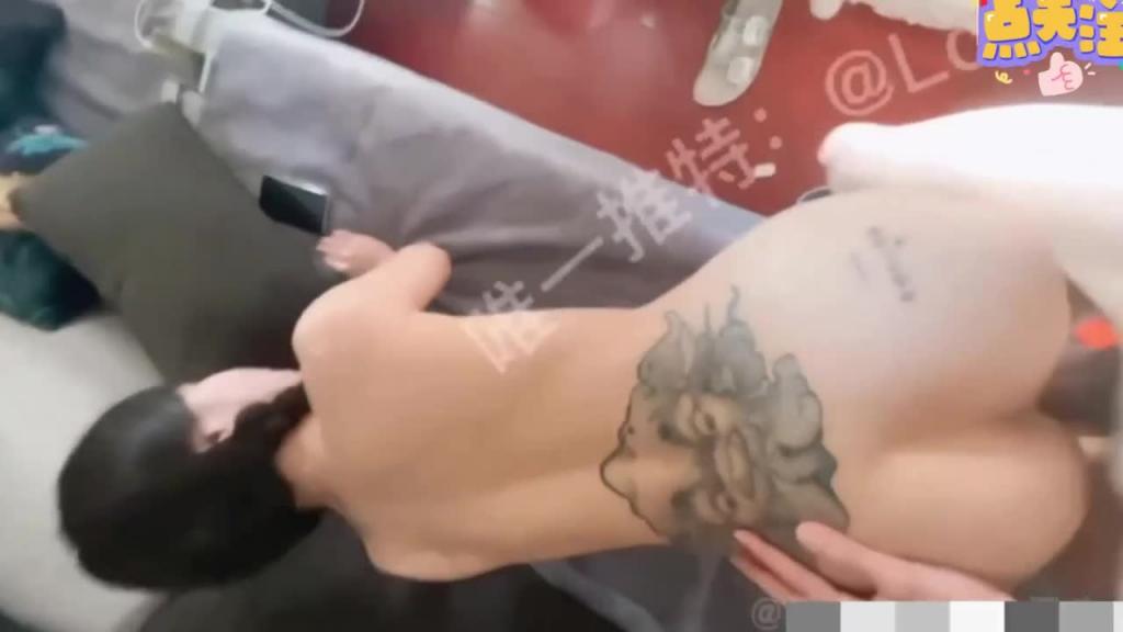 【网曝泄密】极品抖音50万粉丝网红女神，被金主虐待拳交 三洞齐开视频泄密 预览截图 10