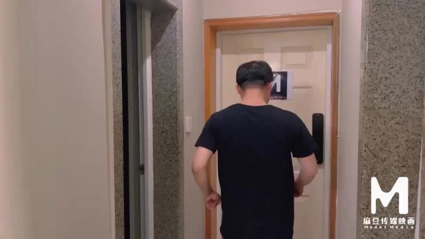 MSD-164 当着老公面前操他骚妻-欠债逼迫娇妻肉偿 徐艷 预览截图 12