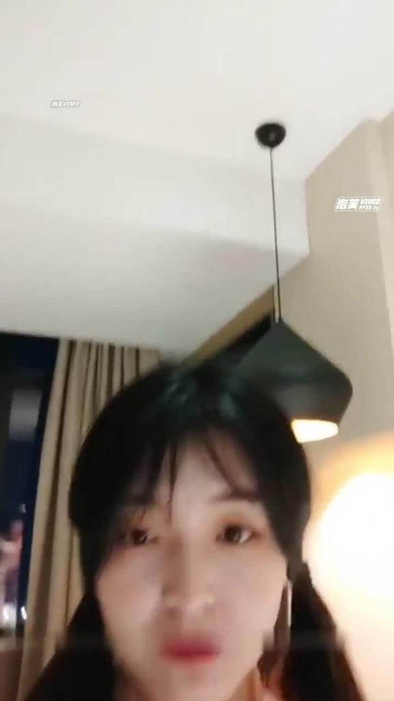 【电话偷情】女友偷情被男友电话查岗 真刺激 边挨操边打电话呻吟 预览截图 3