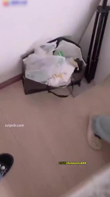真实母子乱伦 让亲生母亲帮自己口交 预览截图 2