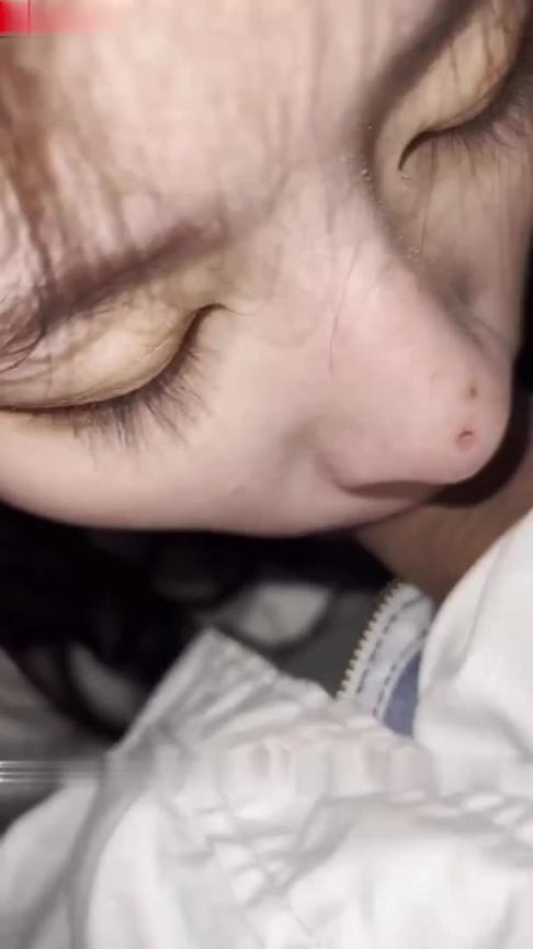贵宾【上海艺术学院楼道活动】宿舍楼道给男友口交,闺蜜在一旁看着! 预览截图 12