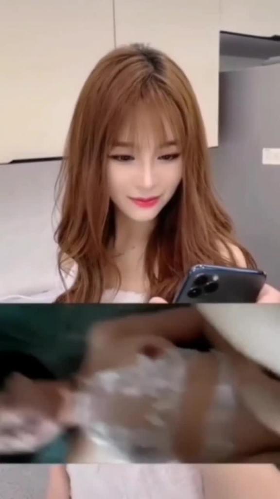 儿子给妈妈看小黄片，妈妈穿上开档丝袜勾引儿子 预览截图 2