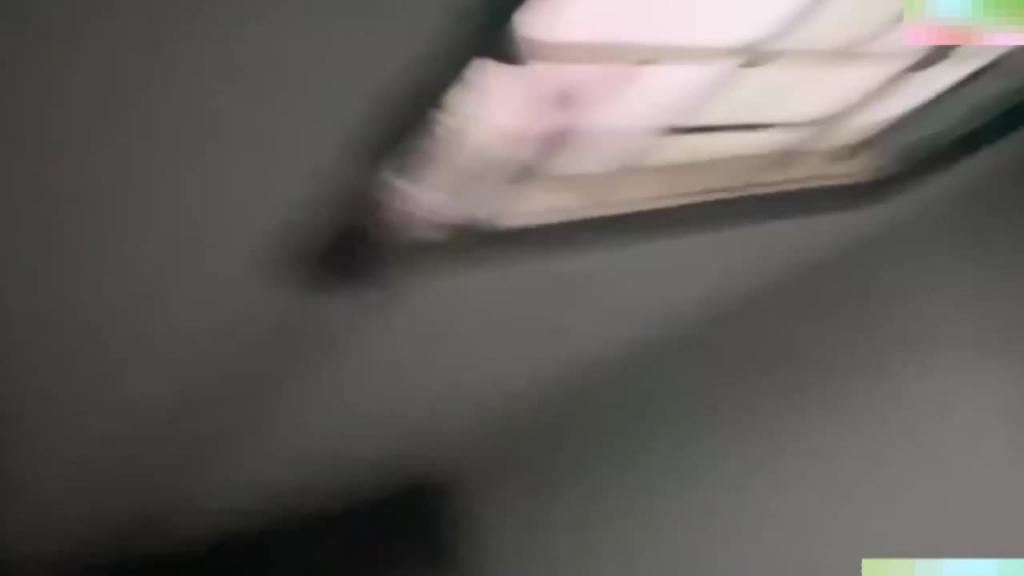 【宿舍偷拍】爬窗户偷拍白嫩全裸女学生洗澡 预览截图 3