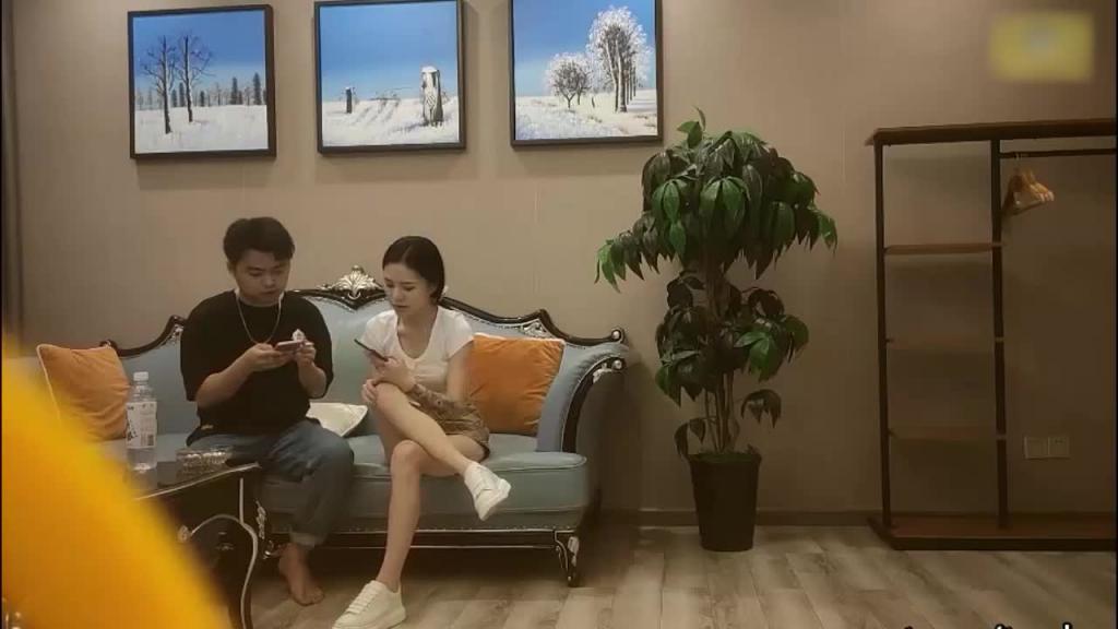 【约炮实录】约炮大专兼职学生嫩妹，偷偷摘套内射 预览截图 1