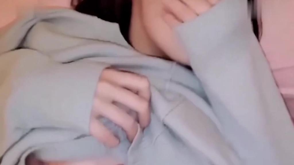 兄妹乱伦,爸妈都在家还是忍不住要和妹妹做爱,妹妹一直捂嘴不敢出声 预览截图 10