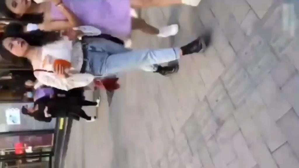 【抄底系列】极限跟拍小姐姐们,明星级颜值黑丝袜貌似无内裤 预览截图 6