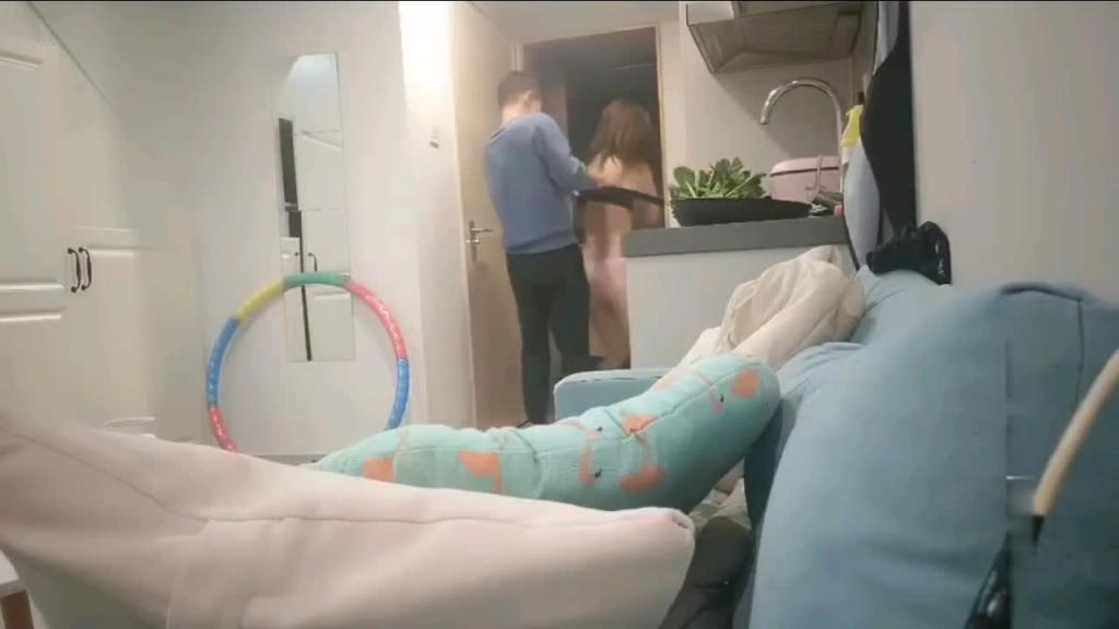 半推半就的把小姨子操了内射后，小姨子说tmd你真恶心射里面了，怀孕找你负责！ 预览截图 2