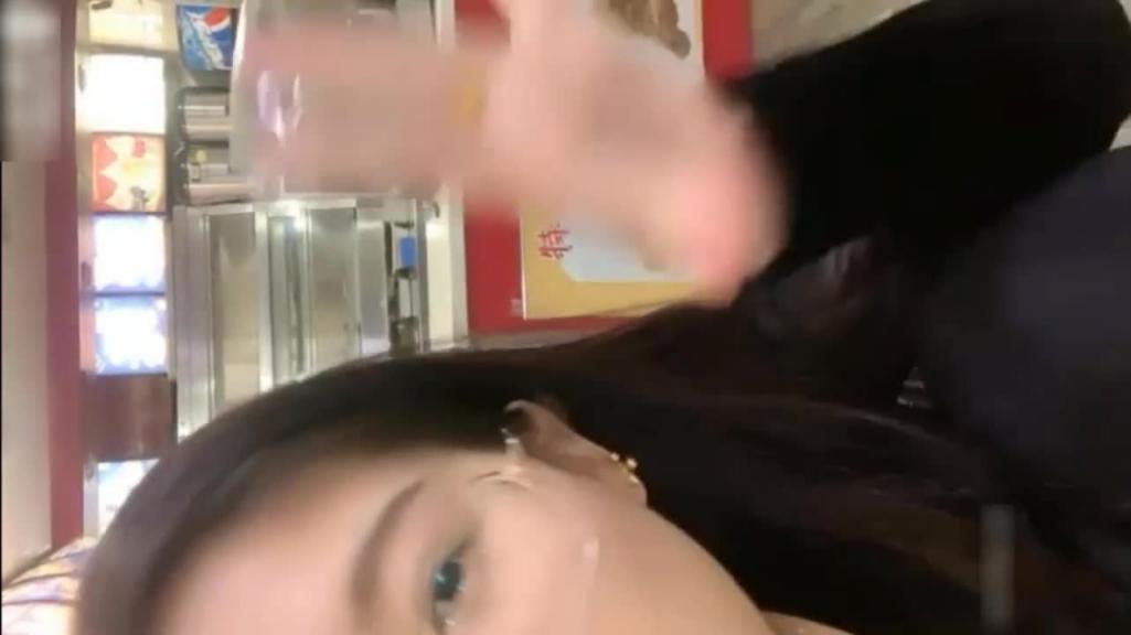 炸鸡店老板娘在店里偷偷播厨房漏出骚奶子! 预览截图 7