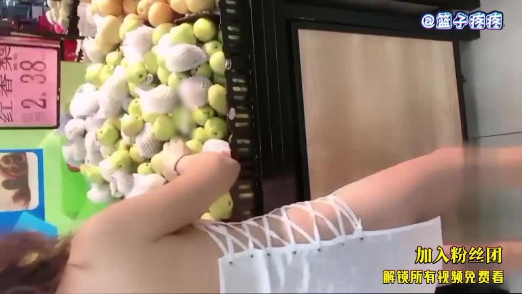 私人定制露出狂人妻户外全裸超市情趣装露出 预览截图 5