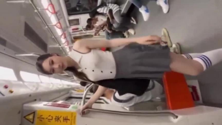 【户外露出】欠了赌债无法偿还的少妇，被迫下海黄播地铁露出 预览截图 2