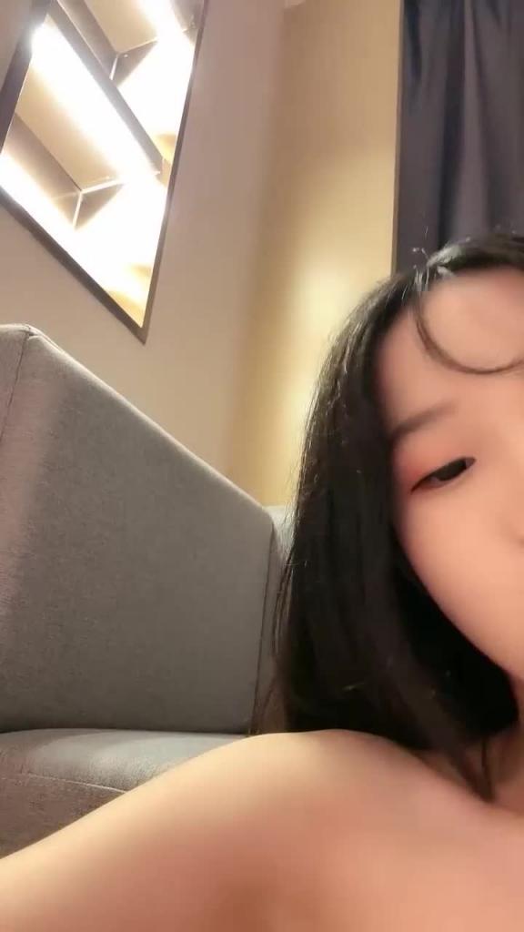 逼毛多多的萝莉小女人,丝袜诱惑淫声荡语互动撩骚狼友,揉奶玩逼掰开给狼友看特写好骚啊 预览截图 4