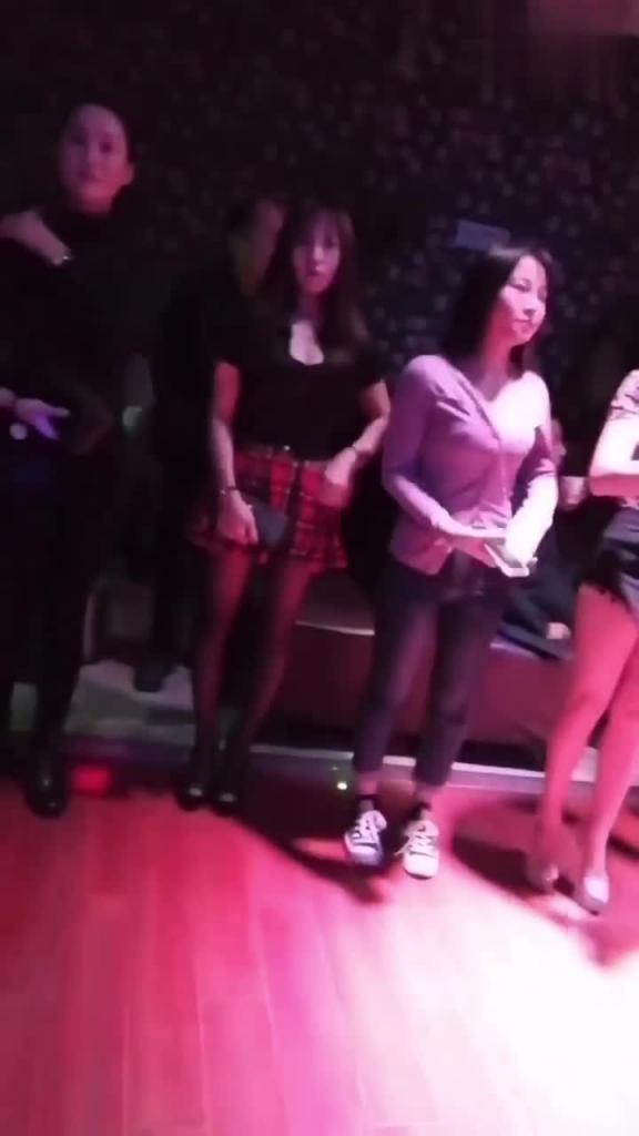 【2023成都砂舞厅-高清偷拍】各种美女海选，摸奶摸屁股 预览截图 11