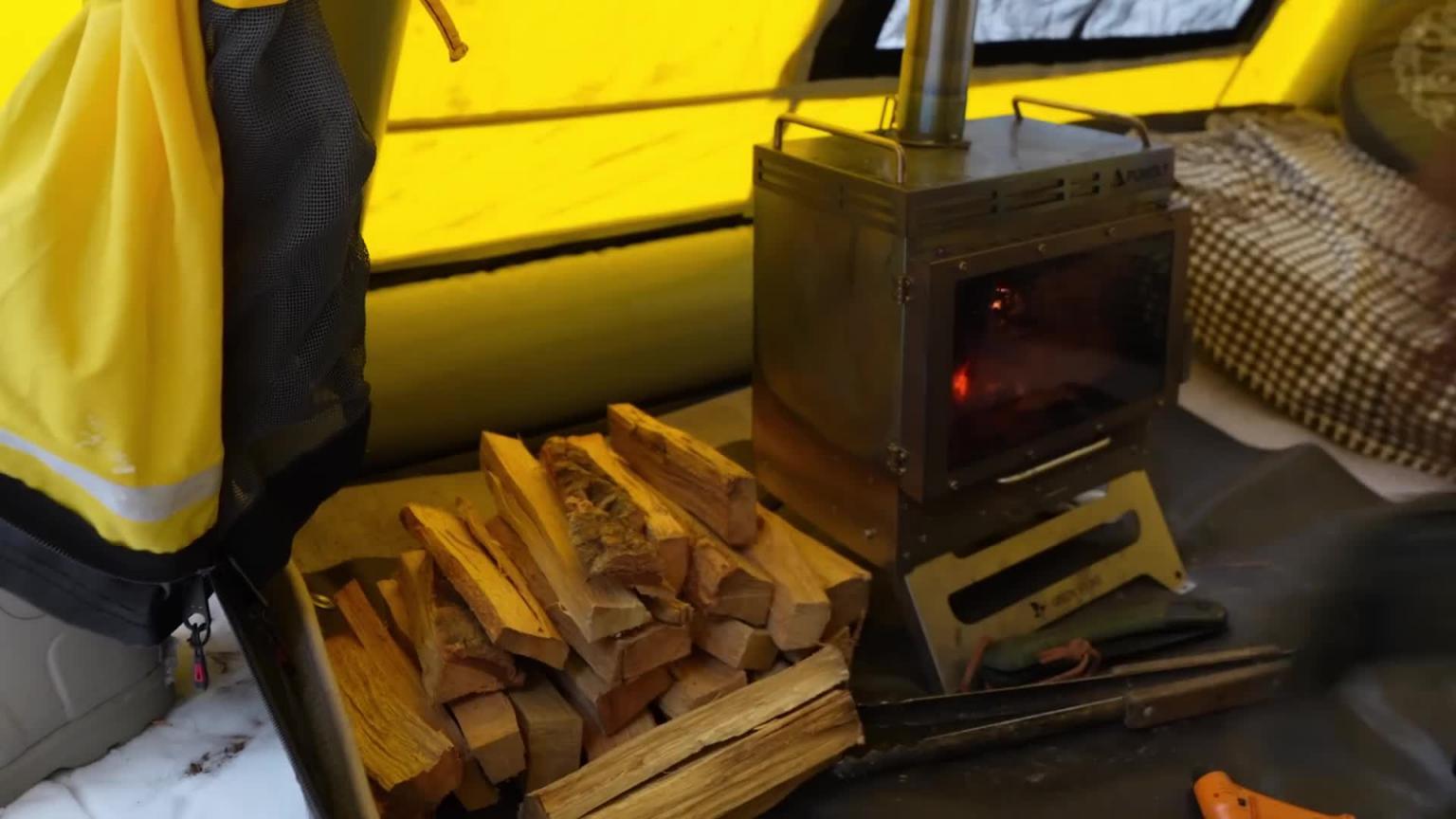 在雪林冰冻小屋的充气帐篷里露营 预览截图 4