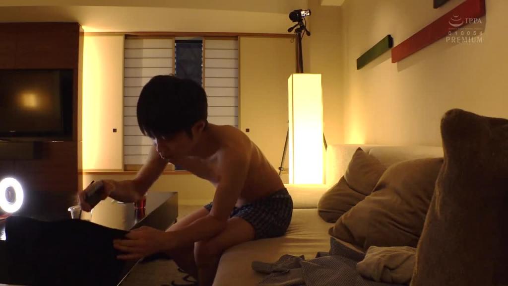 与漂亮大姊在宾馆住宿中出 一整天持续被搞痴女玩法的我 楪可怜 PRED-396 预览截图 12