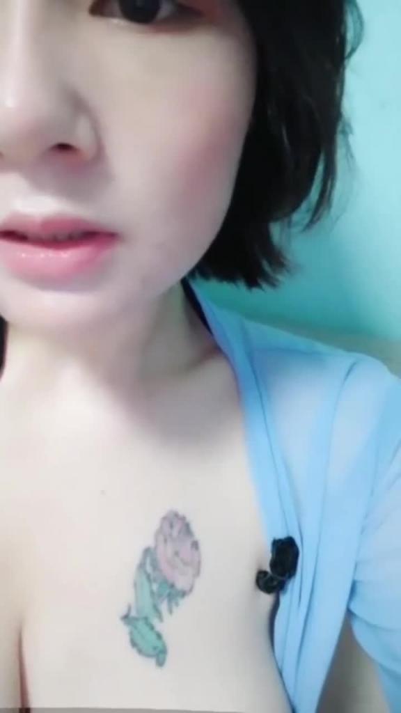 巨乳少妇情趣装白丝沙发自慰 预览截图 7