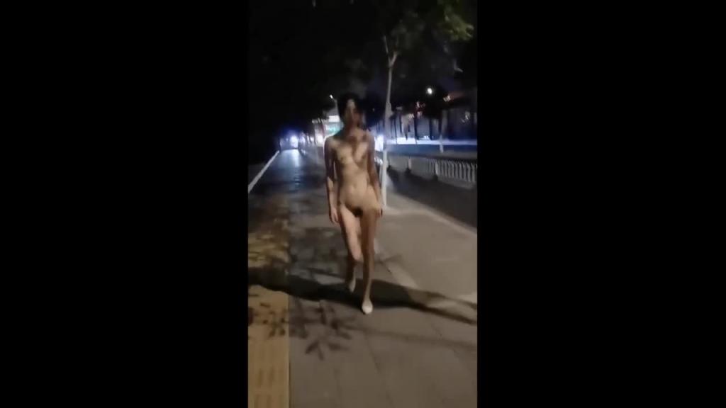 户外解锁新视觉户外露出天花板美女行走在都市夜慕中 预览截图 8