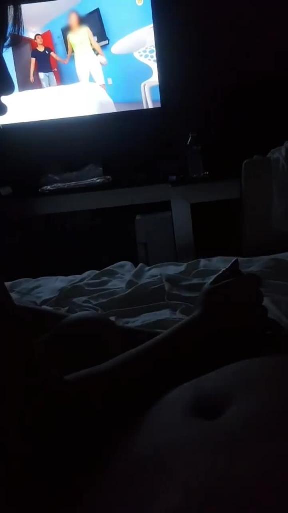 肥宅主人没能满足小母狗回到家只好拿道具狂痛骚逼自慰 预览截图 8