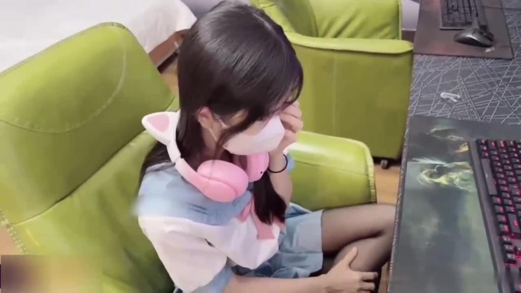 【反差中学生】纯欲少女爱上哥特男,天真小萝莉好奇观察大屌+校服捂脸少女激情内射原版附露脸短视频! 预览截图 1